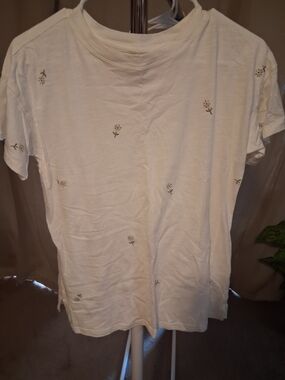 Cream Short-Sleeve Tee with Delicate Floral Embroidery